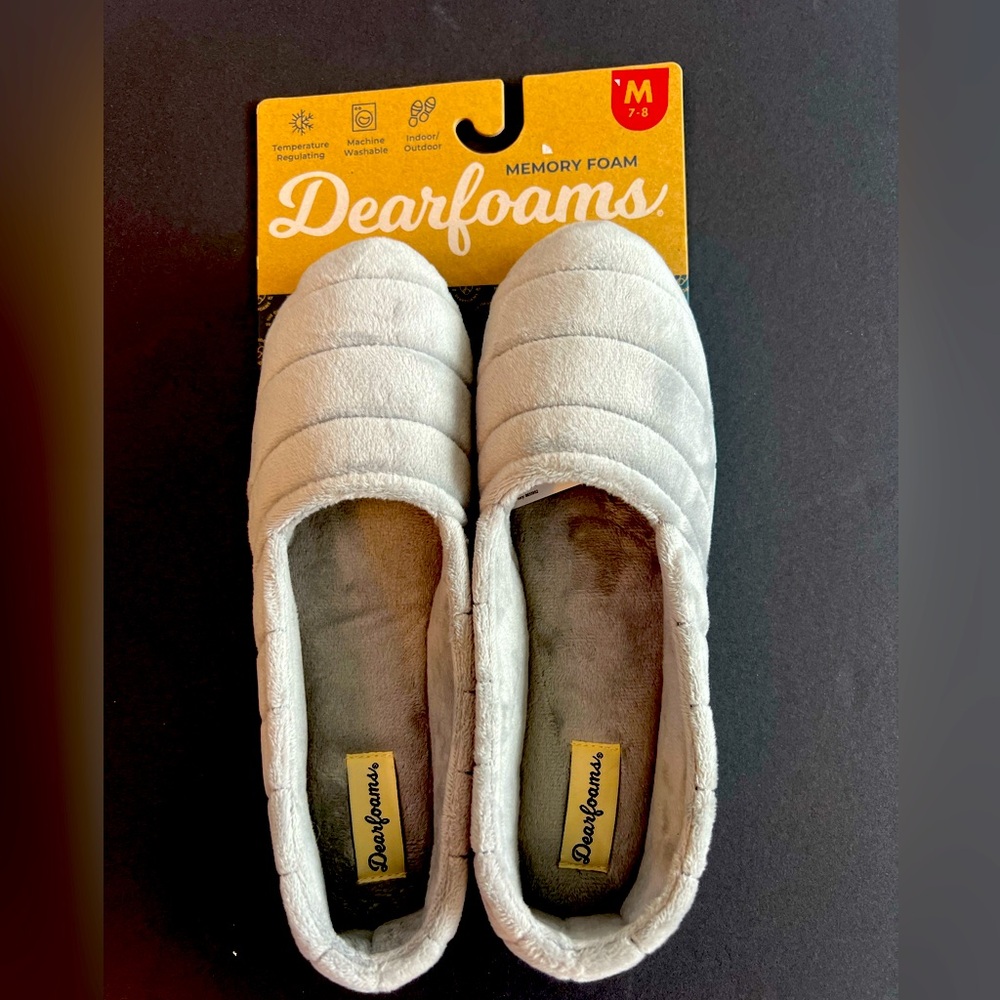 NWT never worn womens Dearfoams memory foam size medium 7 to 8 slippers